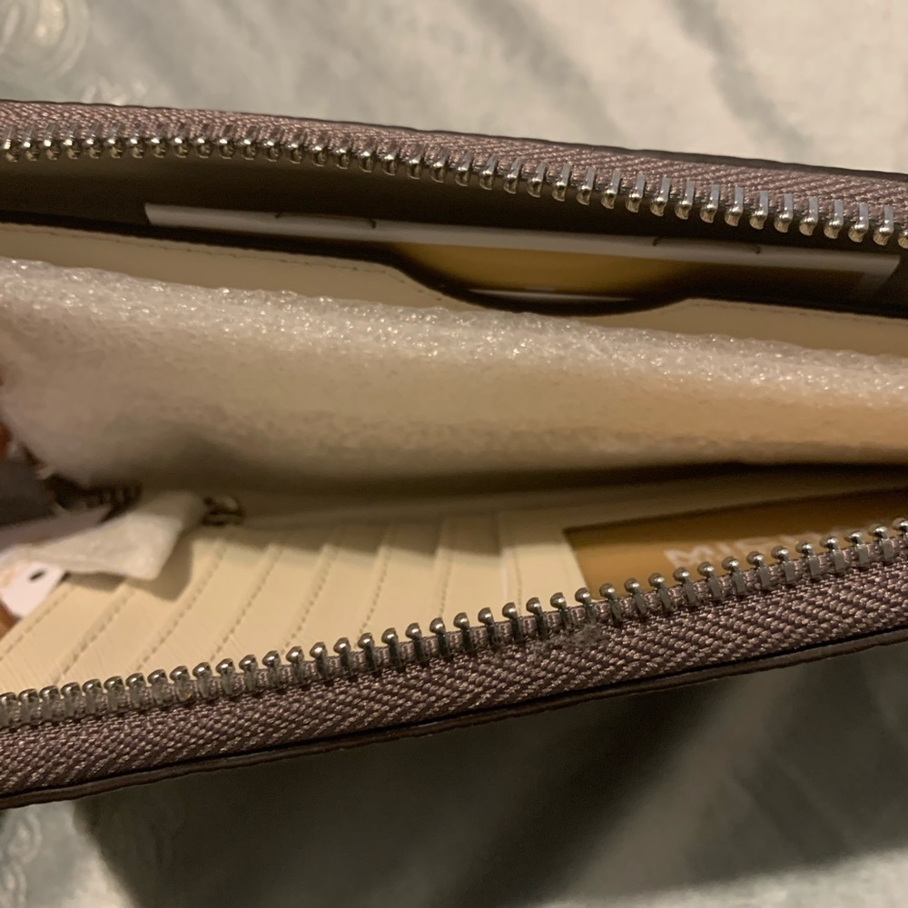 NOT FOR SALE -MICHAEL KORS FULTON WALLET - Picture 3 of 3